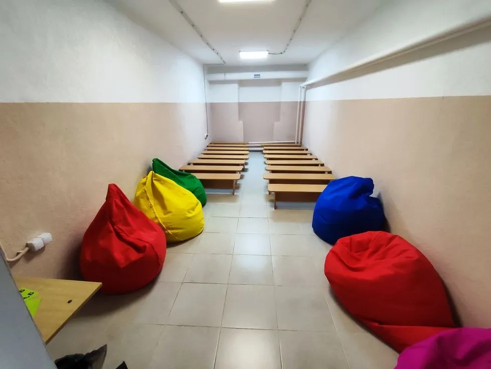 Arrangement of a shelter and an art space at a school in the city of Bucha