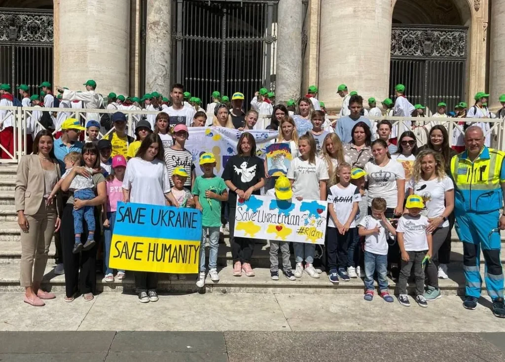 Ukrainian Children Received the Pope's Blessing Українські діти отримали благословення Папи