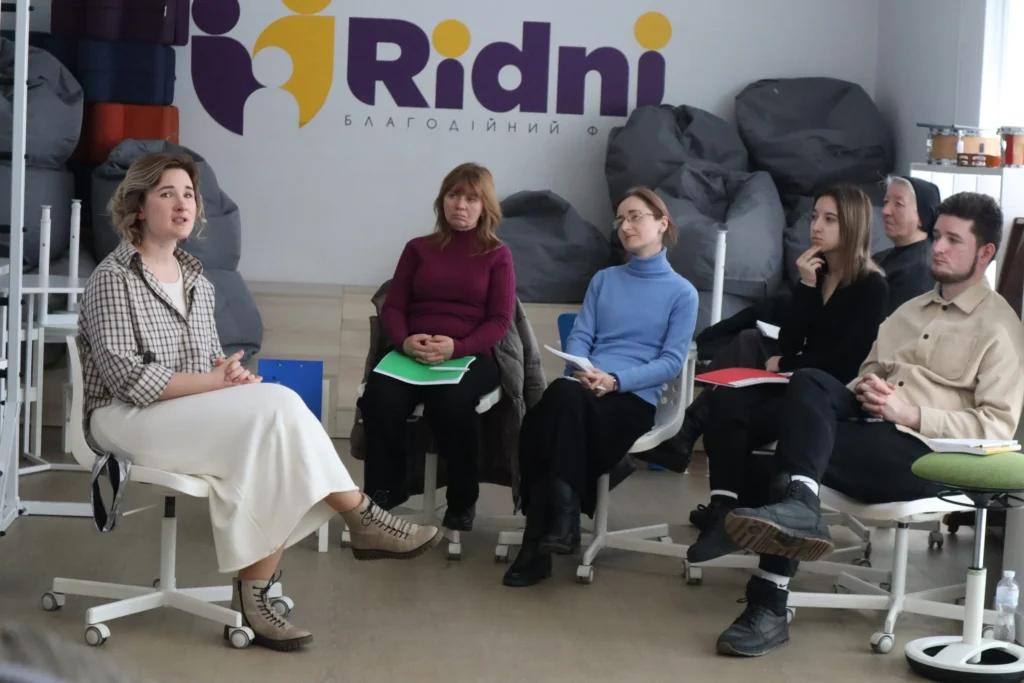 Training for Social Work Professionals Took Place at the Municipal Institution "Ridni" Нещодавно у КУ «Центр соціальної підтримки дітей та сімей «Рідні» ЛМР» відбувся тренінг для фахівців із соціальної роботи, присвячений підтримці дітей в межах роботи Центру.