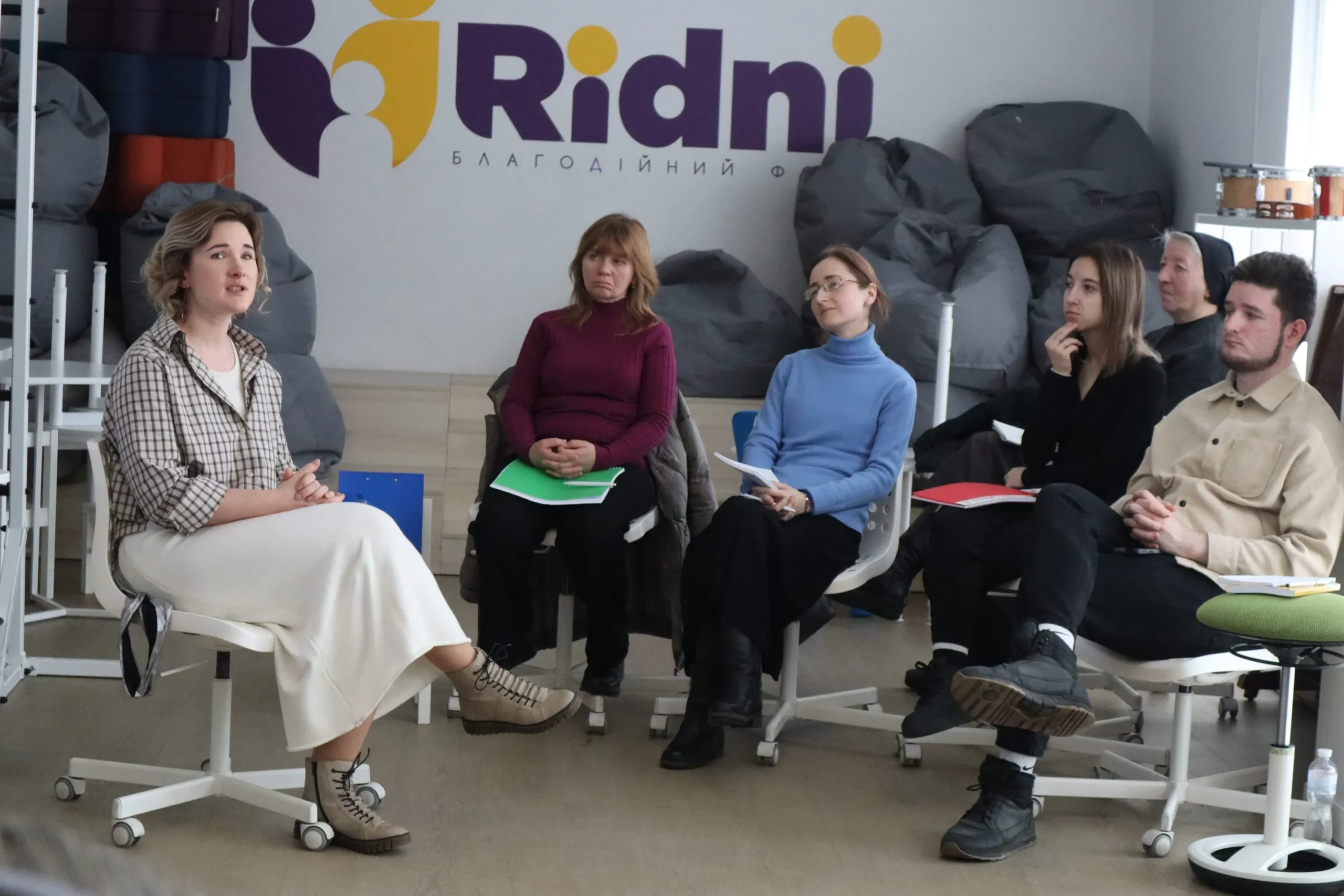 Нещодавно у КУ «Центр соціальної підтримки дітей та сімей «Рідні» ЛМР» відбувся тренінг для фахівців із соціальної роботи, присвячений підтримці дітей в межах роботи Центру.
