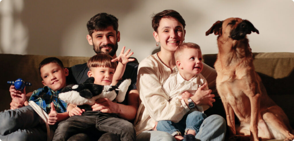 «Тепер ми разом. Назавжди». Як Юля та Юрко Дідули створили справжню велику сім’ю Допомога усиновлювачам