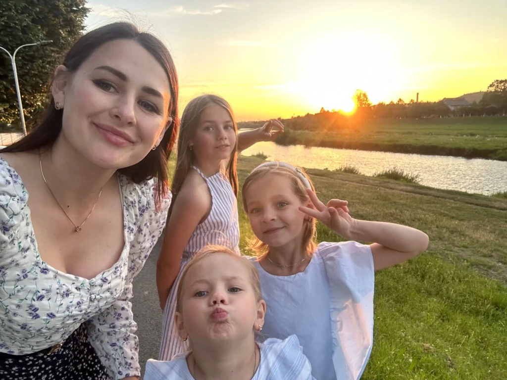 Історія Олени - жінки, яка стала прийомною мамою для трьох сестер Прийомна мама для трьох сестер