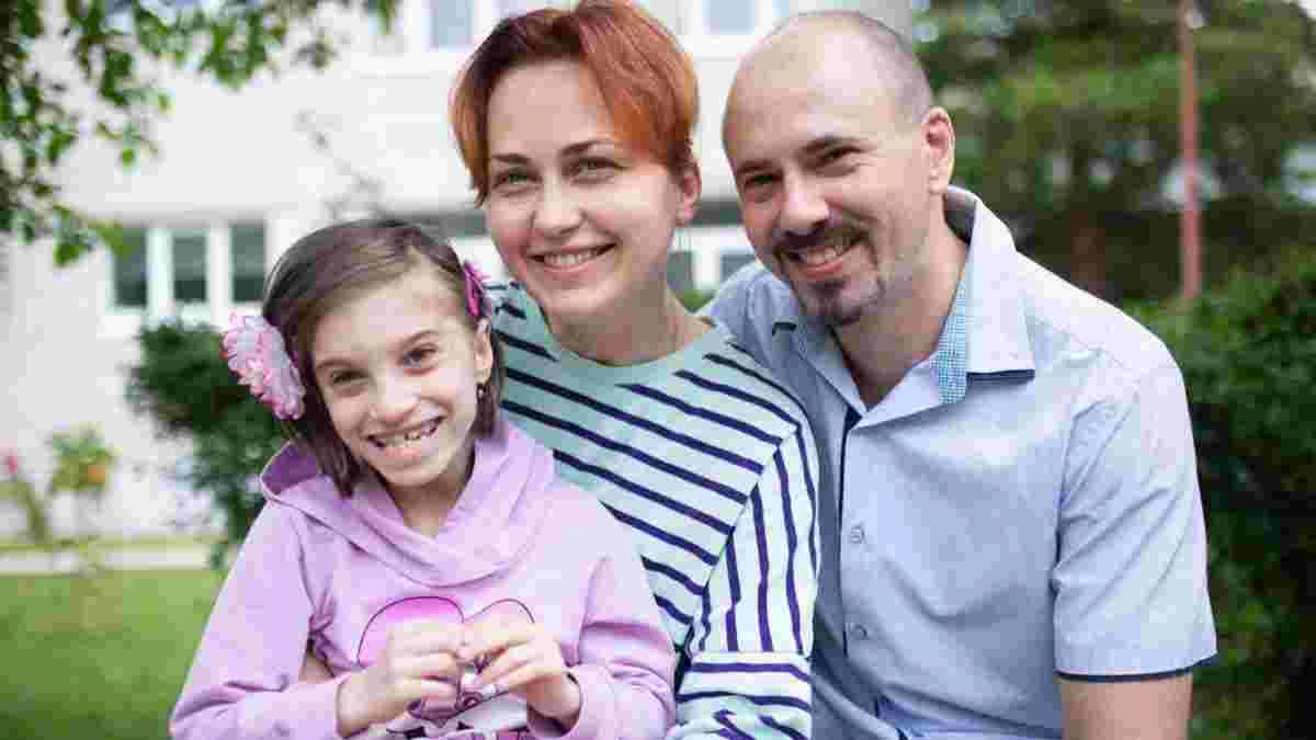 «Щасливі втрьох»: Історія пари, яка прийняла в свою сім’ю дівчинку з інвалідністю