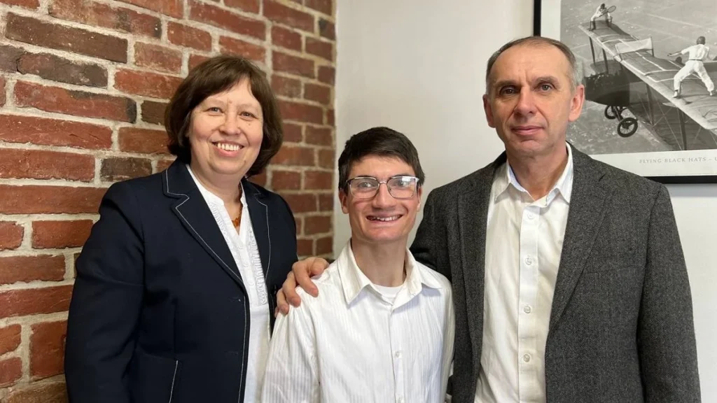 Історія Дмитра - хлопця з інвалідністю, якого прийняли у сім'ю Усиновлення хлопця з інвалідністю