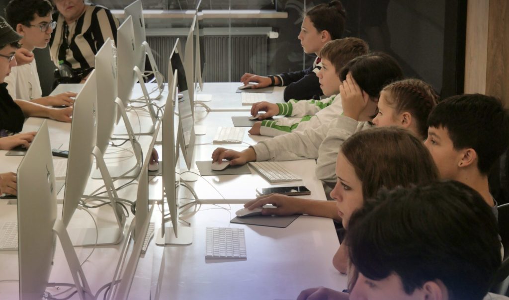 Крок до майбутньої професії: підлітки опанували ІТ-технології разом із БФ «Рідні» та UA-Teens