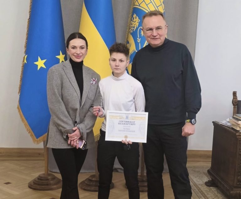 13 молодих людей отримали ключі від власних осель у Львові: історія Тетяни та фонду «Рідні»