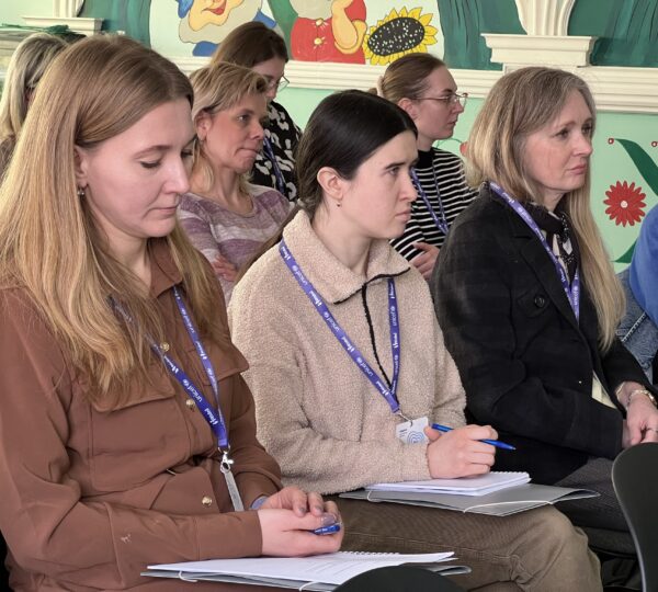 У КЗ ЛОР «Центр соціальної підтримки дітей та сімей» відбувся дводенний тренінг для фахівців Такі навчання допомагають спеціалістам краще розуміти потреби дітей, які пережили травматичний досвід, і знаходити більш ефективні підходи у роботі. Це важлива частина щоденної роботи фахівців, які підтримують дітей і родини, що опинилися у складних життєвих обставинах