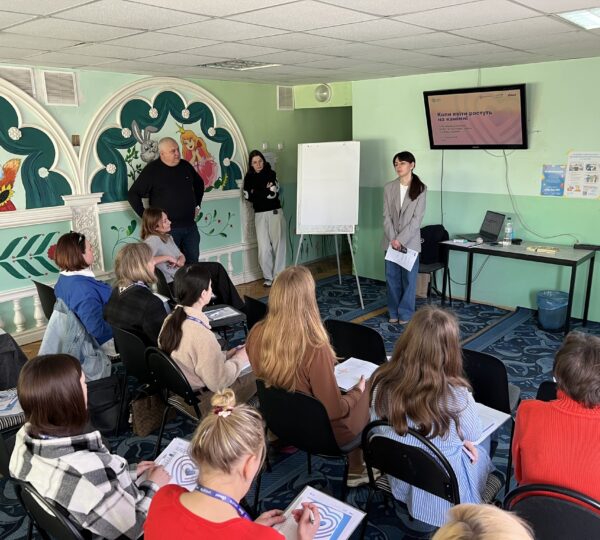 У КЗ ЛОР «Центр соціальної підтримки дітей та сімей» відбувся дводенний тренінг для фахівців У КЗ ЛОР «Центр соціальної підтримки дітей та сімей» відбувся дводенний тренінг «Коли квіти ростуть на камінні: специфіка допомоги дітям та підліткам, які мають досвід травми»