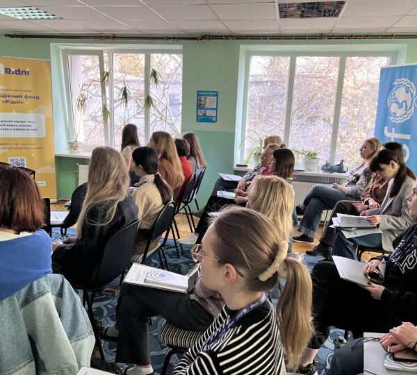 У КЗ ЛОР «Центр соціальної підтримки дітей та сімей» відбувся дводенний тренінг для фахівців Такі навчання допомагають спеціалістам краще розуміти потреби дітей, які пережили травматичний досвід, і знаходити більш ефективні підходи у роботі. Це важлива частина щоденної роботи фахівців, які підтримують дітей і родини, що опинилися у складних життєвих обставинах