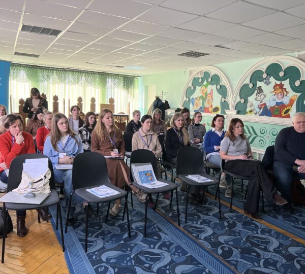 У КЗ ЛОР «Центр соціальної підтримки дітей та сімей» відбувся дводенний тренінг для фахівців Такі навчання допомагають спеціалістам краще розуміти потреби дітей, які пережили травматичний досвід, і знаходити більш ефективні підходи у роботі. Це важлива частина щоденної роботи фахівців, які підтримують дітей і родини, що опинилися у складних життєвих обставинах