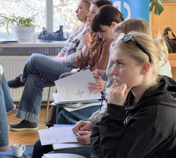 У КЗ ЛОР «Центр соціальної підтримки дітей та сімей» відбувся дводенний тренінг для фахівців Такі навчання допомагають спеціалістам краще розуміти потреби дітей, які пережили травматичний досвід, і знаходити більш ефективні підходи у роботі. Це важлива частина щоденної роботи фахівців, які підтримують дітей і родини, що опинилися у складних життєвих обставинах