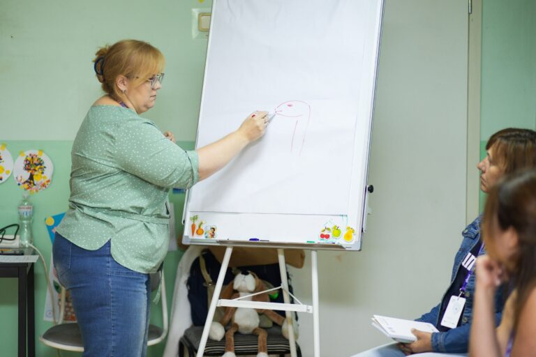 Як підтримати дітей із затримкою мовлення: БФ «Рідні» провели тренінг тренінг Центр4
